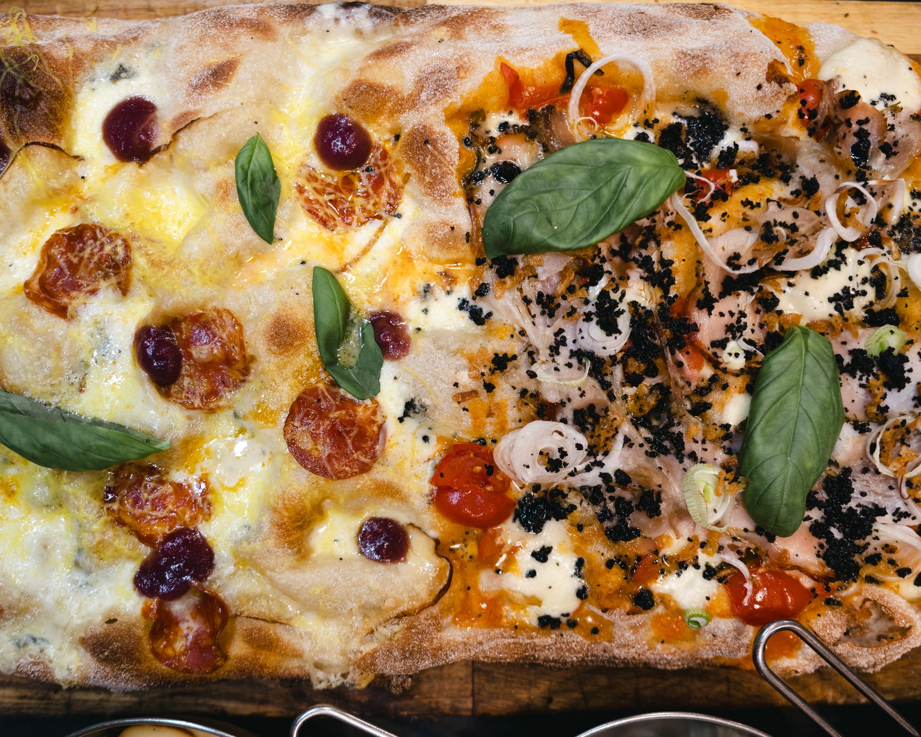 Dettaglio di pizza su pala con ingredienti selezionati