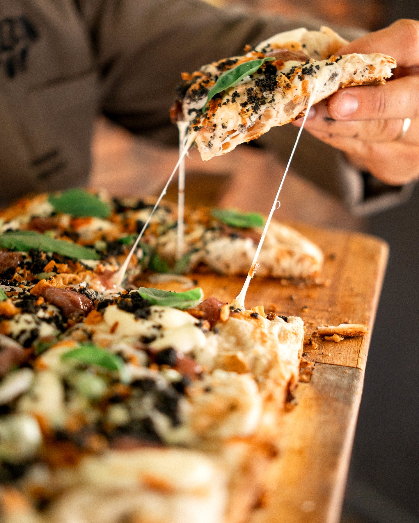 Pizza tagliata con mozzarella filante